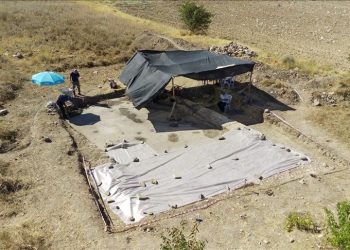 Elazığ’da tesadüfen bulunan tarihi mozaikler gün ışığına çıkarılıyor