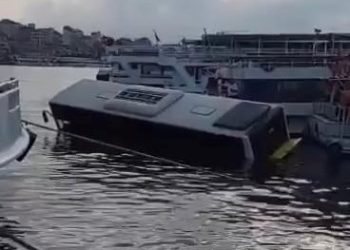 Eminönü’nde İETT otobüsü denize düştü