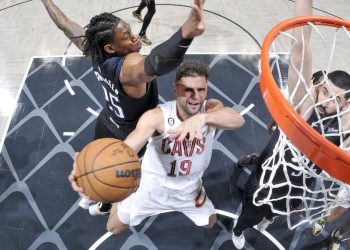 Fenerbahçe Beko’ya NBA’den transfer: Raul Neto’ya 2 yıllık kontrat