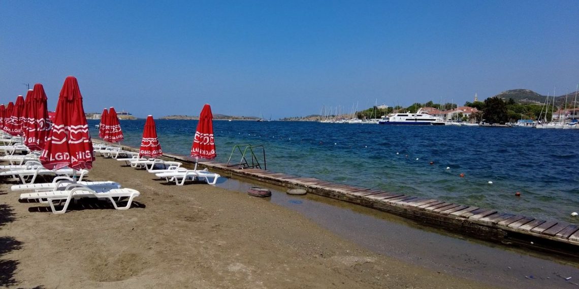 Foça’da plajları denizanası vurdu