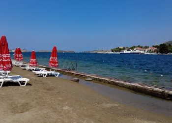Foça’da plajları denizanası vurdu