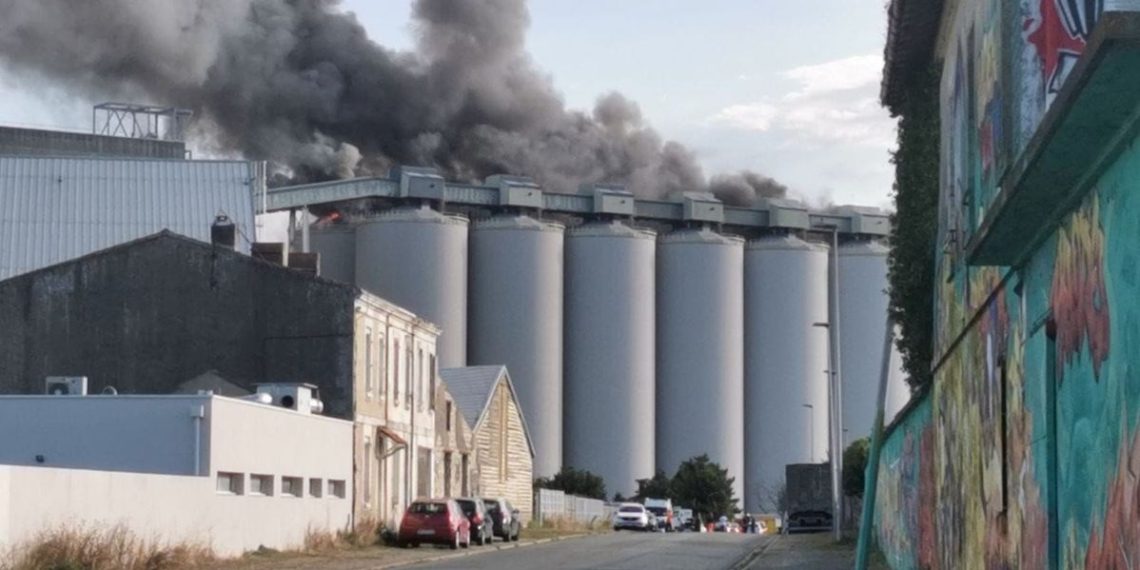 Fransa’nın La Rochelle kentindeki buğday silolarında yangın çıktı