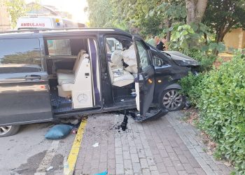 Freni boşalan cins minibüsü ağaca çarptı: 5’i turist 6 yaralı