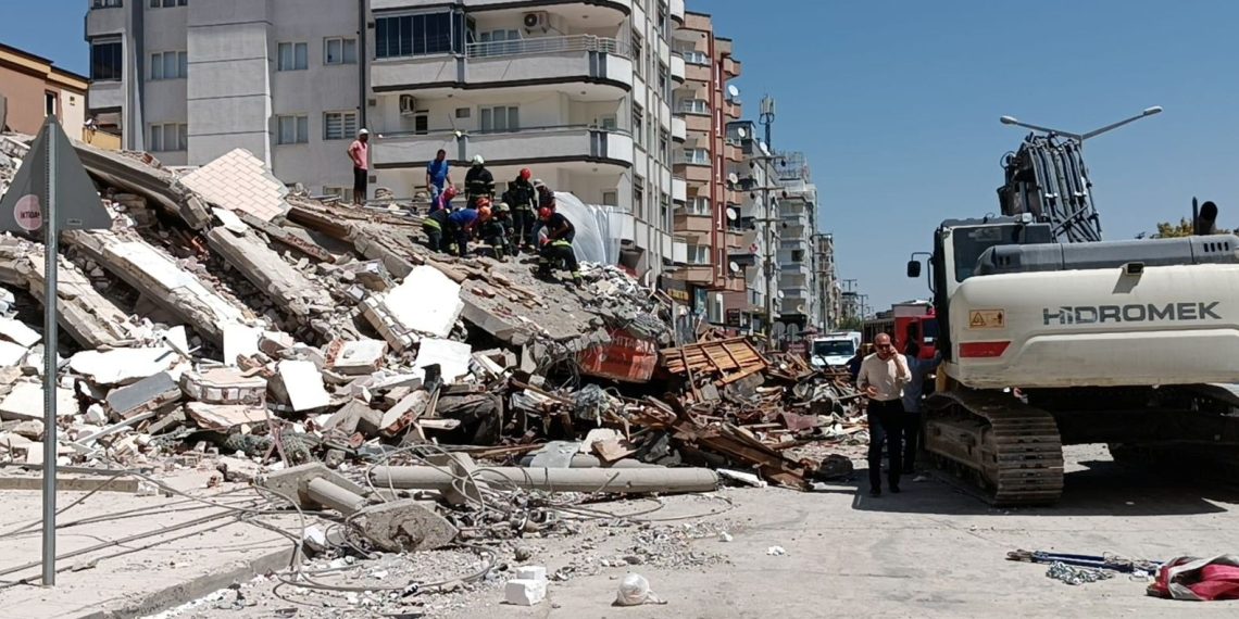 Hasarlı bina yıkım sırasında çöktü, 1 kişi enkaz altında