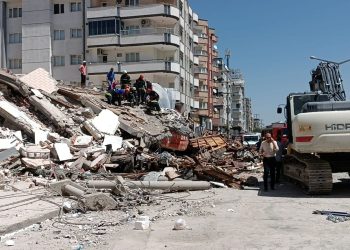 Hasarlı bina yıkım sırasında çöktü, 1 kişi enkaz altında