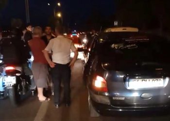 Hastane yolunu trafiğe kapatıp asker cümbüşü yaptılar