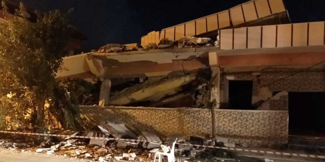 Hatay’da 6 Şubat’taki zelzelelerde ağır hasar alan bina çöktü