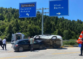 İki araba kavşakta çarpıştı: 3 yaşındaki çocuk hayatını kaybetti