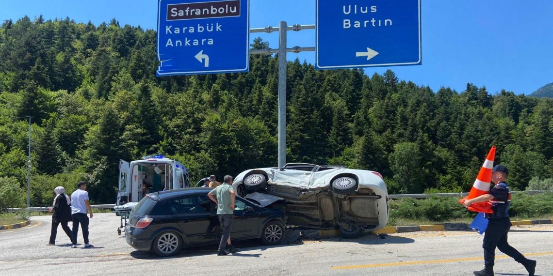 İki araba kavşakta çarpıştı: 3 yaşındaki çocuk öldü