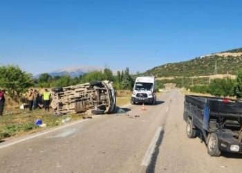 Isparta’da minibüs ile patpat çarpıştı: 1 meyyit, 13 yaralı