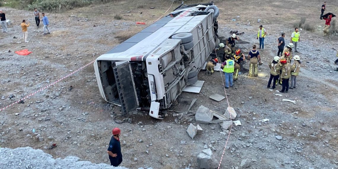 İstanbul’da servis otobüsü köprüden düştü: Çok sayıda yaralı