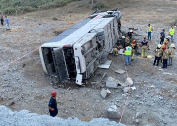 İstanbul’da servis otobüsü köprüden düştü: Çok sayıda yaralı