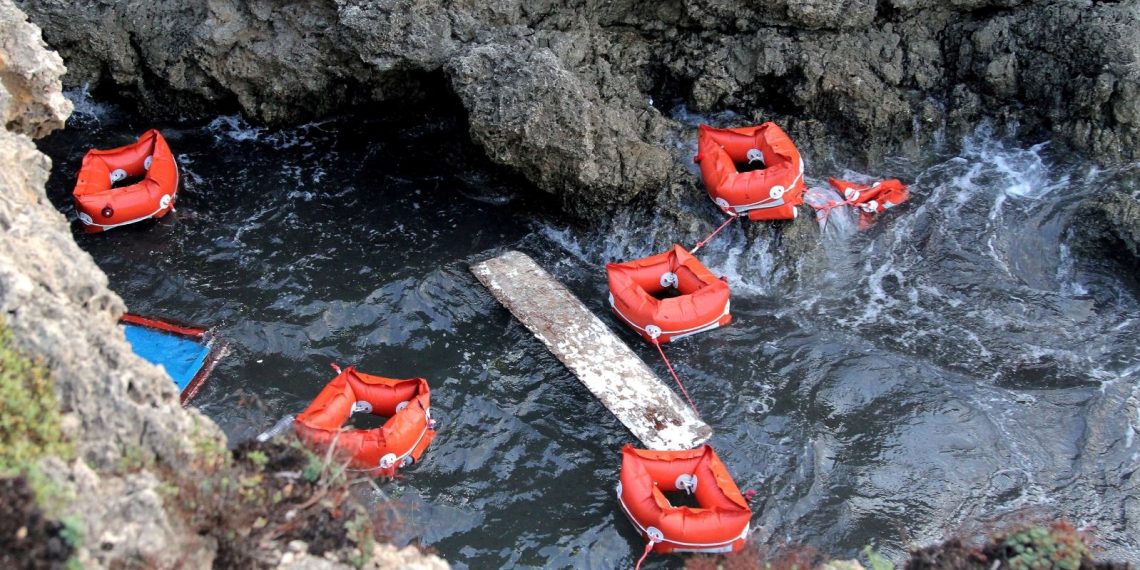 İtalya açıklarında göçmenleri taşıyan 2 bot battı: 2 meyyit, 30’dan fazla kayıp