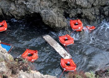İtalya açıklarında göçmenleri taşıyan 2 bot battı: 2 meyyit, 30’dan fazla kayıp