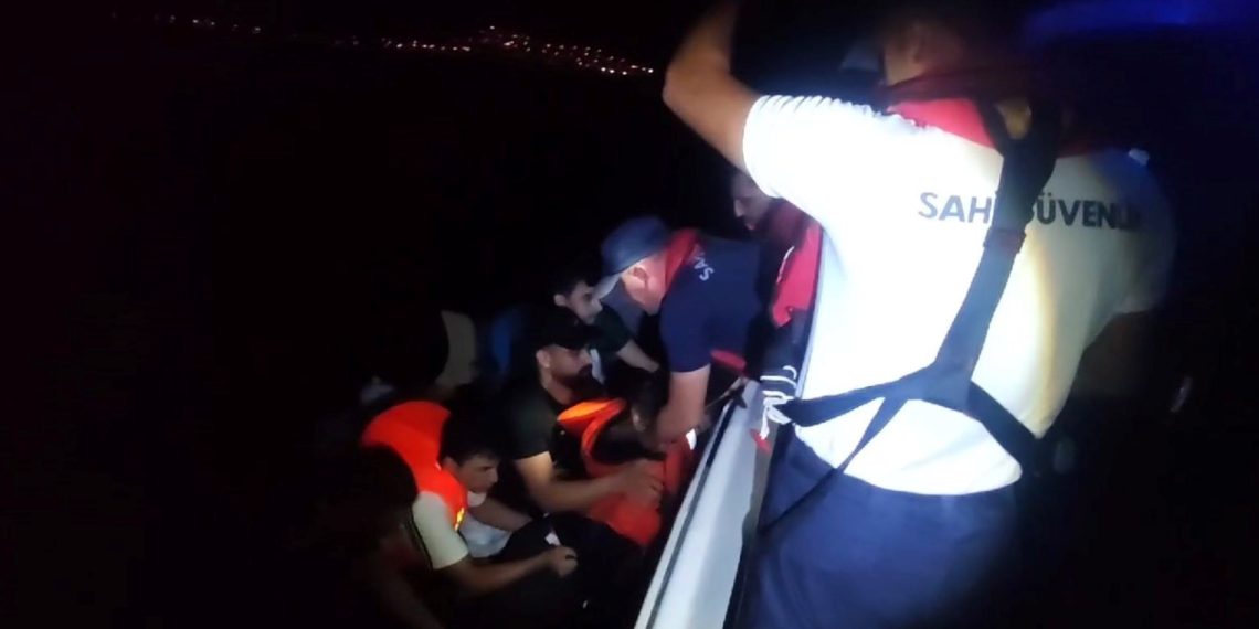 İzmir açıklarında 91 sistemsiz göçmen kurtarıldı