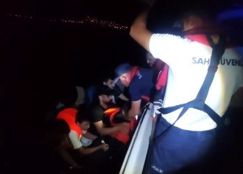 İzmir açıklarında 91 sistemsiz göçmen kurtarıldı