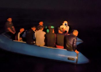 İzmir açıklarında geri itilen 130 sistemsiz göçmen kurtarıldı