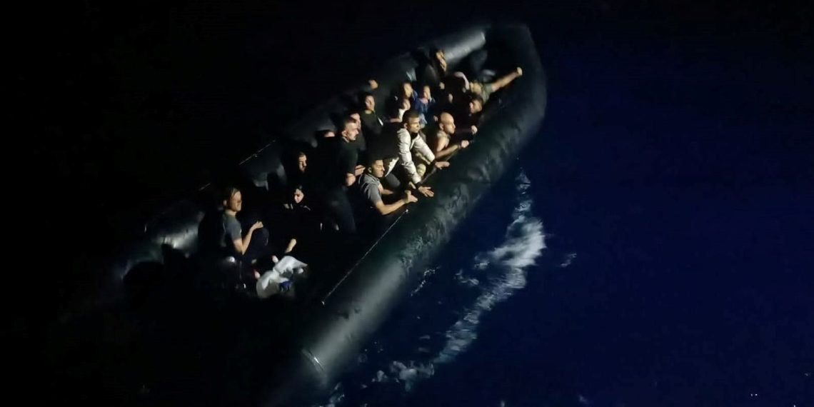 İzmir açıklarında geri itilen 44 sistemsiz göçmen kurtarıldı