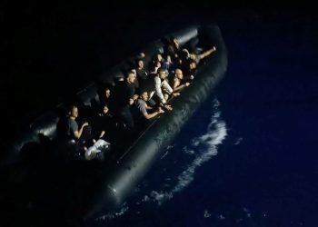 İzmir açıklarında geri itilen 44 sistemsiz göçmen kurtarıldı