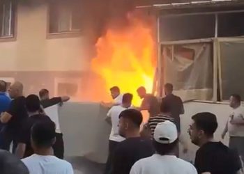 İzmir’de depoda çıkan yangında 4’ü çocuk 8 kişi dumandan etkilendi