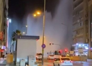 İzmir’de su borusu patladı: Trafik durma noktasına geldi