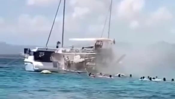 İzmir’de tıp teknesi yandı (Yolcular denize atlayarak kaçtı)