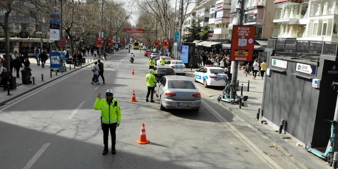 Kadıköy’de 9 saatte 82 araç trafikten men edildi