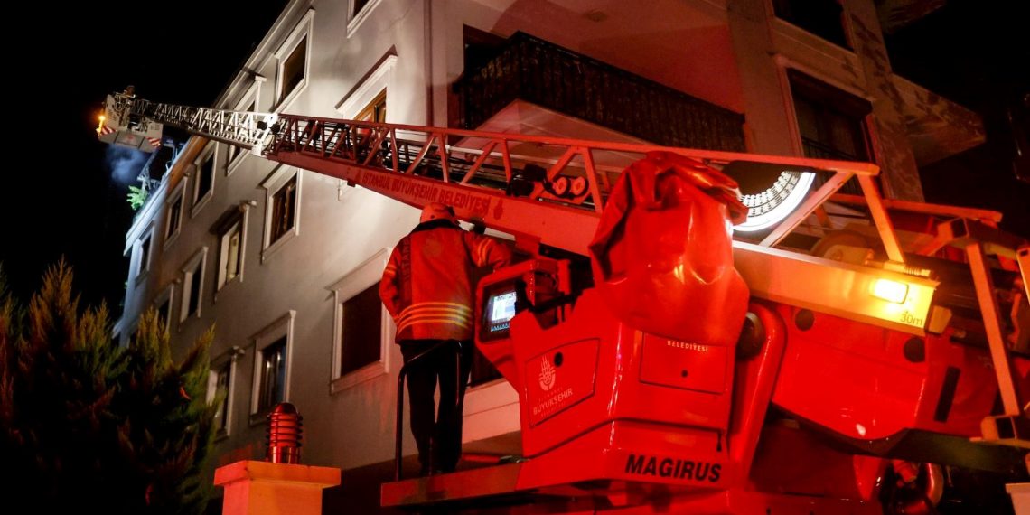 Kadıköy’de yangında can pazarı: 3. kattan atlayan kadın öldü, eşi yaralandı