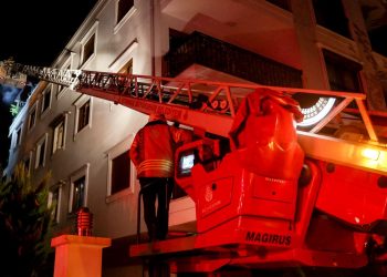 Kadıköy’de yangında can pazarı: 3. kattan atlayan kadın öldü, eşi yaralandı