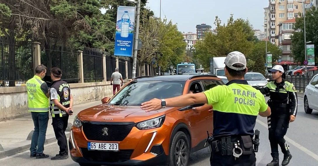 Kadıköy’de yaya geçidi kontrolü