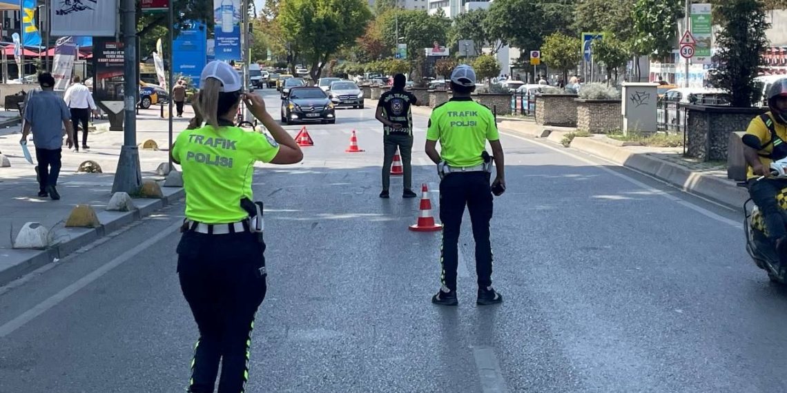 Kadıköy’de yayalara yol vermeyen şoförlere ceza