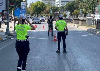 Kadıköy’de yayalara yol vermeyen şoförlere ceza