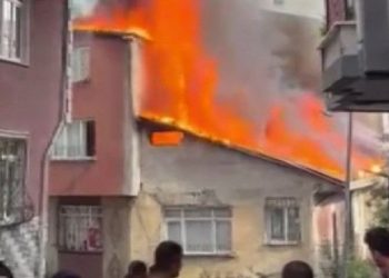 Kağıthane’de korkutan çatı yangını
