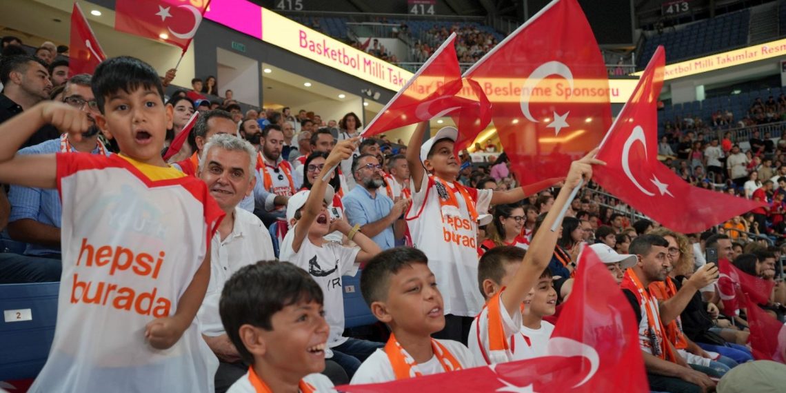 Kahramanmaraşlı çocuklar, Türkiye-Ukrayna Ulusal Basketbol maçında millileri desteklemek için İstanbul’daydı