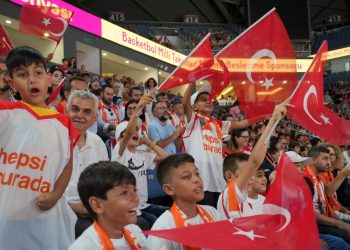 Kahramanmaraşlı çocuklar, Türkiye-Ukrayna Ulusal Basketbol maçında millileri desteklemek için İstanbul’daydı