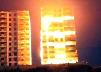 Kahramanmaraş’ta 12 katlı hasarlı bina patlayıcı kullanılarak yıkıldı