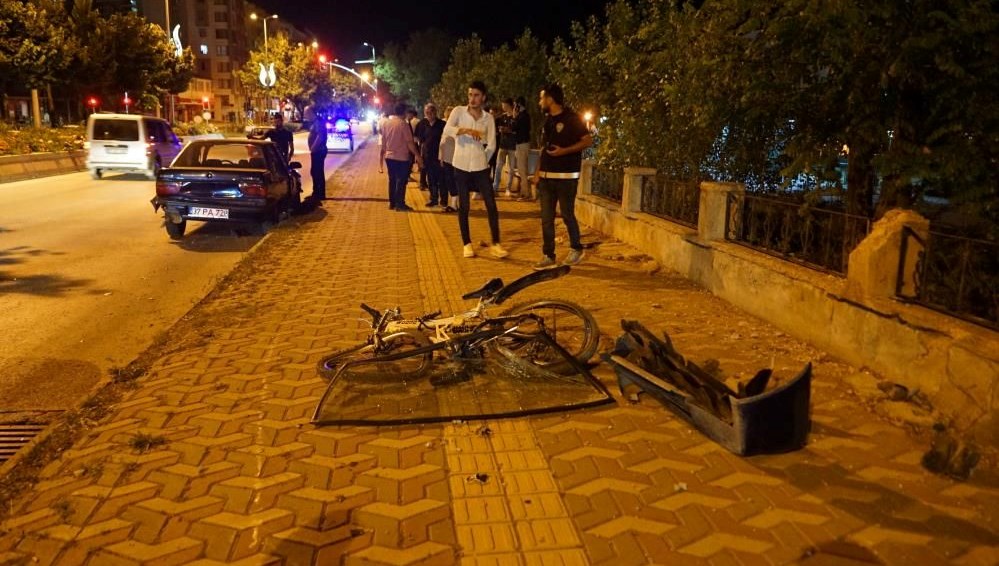 Kaldırımda bisiklet kullananlara araba çarptı: 1 meyyit