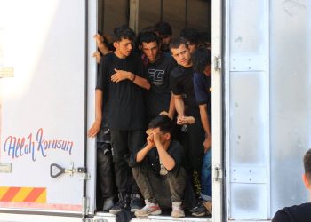 Kamyon kasasından 50 kaçak göçmen çıktı