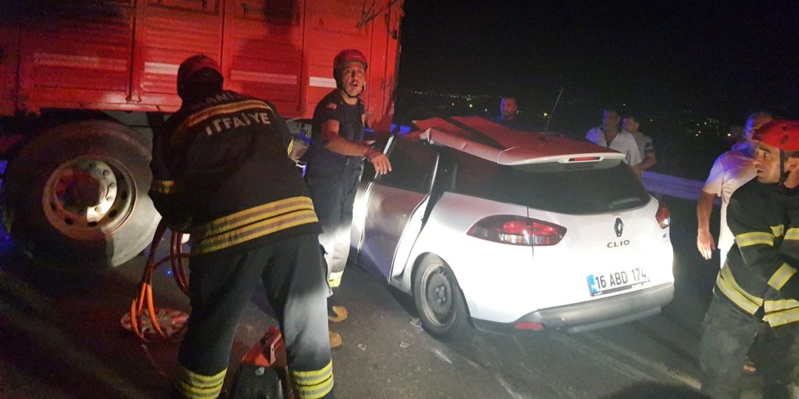 Kamyona arttan çarpan arabadaki baba öldü: 2 çocuğu ve eşi yaralandı