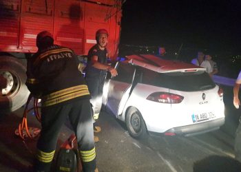 Kamyona arttan çarpan arabadaki baba öldü: 2 çocuğu ve eşi yaralandı