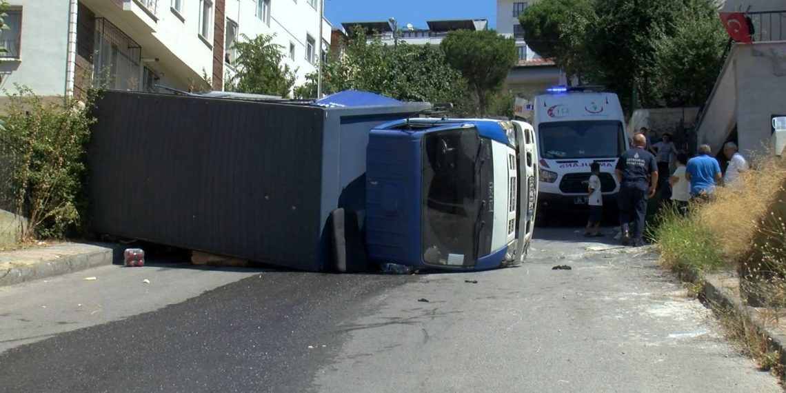 Kamyonet duvara çarparak devrildi: 2 yaralı