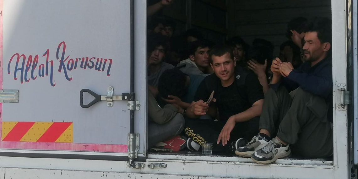 Kamyonet kasasında 50 kaçak göçmen