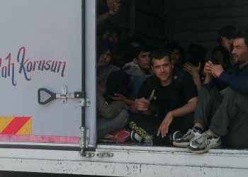 Kamyonet kasasında 50 kaçak göçmen