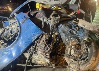 Karşı şeride geçen araba ortalığı savaş alanına çevirdi: 4 yaralı