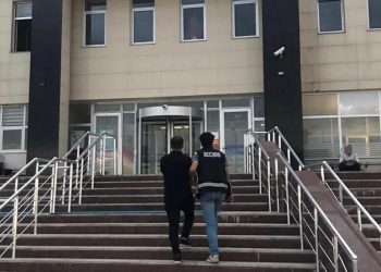 Kars’ta ehliyet imtihanında 2 kişi kopya düzeneğiyle yakalandı