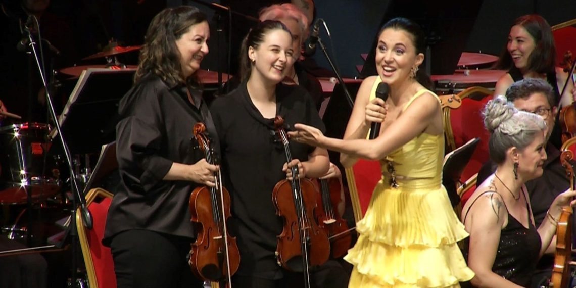 Karsu’ya büyük sürpriz: Anne-kız keman çaldılar