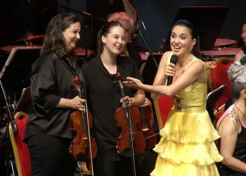 Karsu’ya büyük sürpriz: Anne-kız keman çaldılar