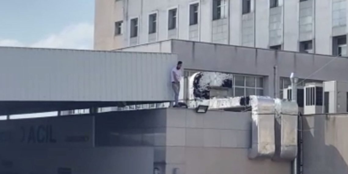 Kaybolan anahtarının bulunması için hastanenin çatısına çıktı