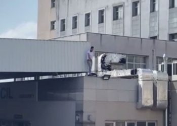 Kaybolan anahtarının bulunması için hastanenin çatısına çıktı