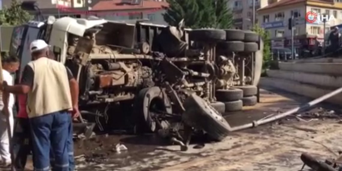 Kayseri’de faciadan dönüldü: Freni paylayan kamyon ilçe meydanına uçtu